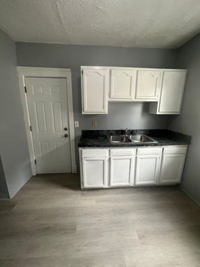 4bd UPSTAIRS DUPLEX Cash Pay/Section 8 *NO SECURITY DEPOSIT SPECIAL* – photo 1