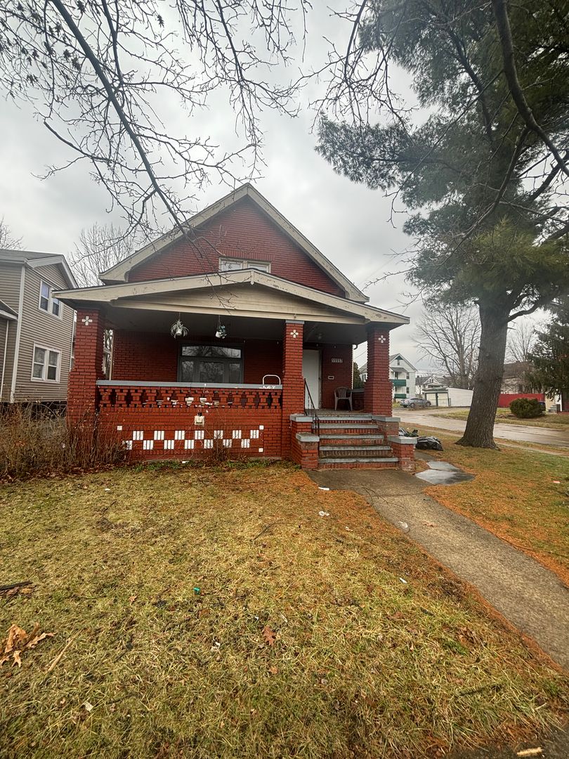 Cleveland House: 11117 REVERE AVE