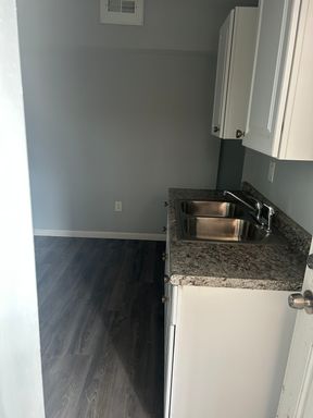 Remodeled 1 Bedroom E.185TH/LAKE Shore Blvd. Deposit Specials – photo 1