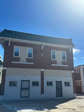 E. 185/Lake Shore 1 Bedroom *1/2 OFF SECURITY DEPOSIT SPECIAL* – photo 1