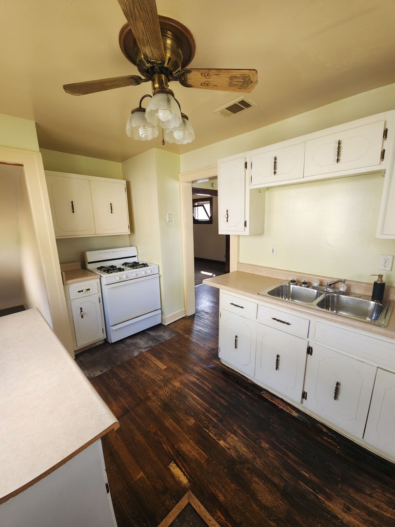 Cleveland House: 7817 Bancroft Ave