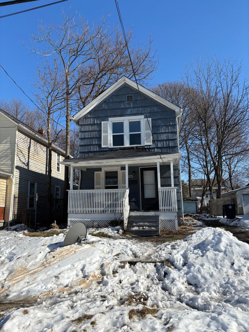 Akron House: 835 Carlysle St