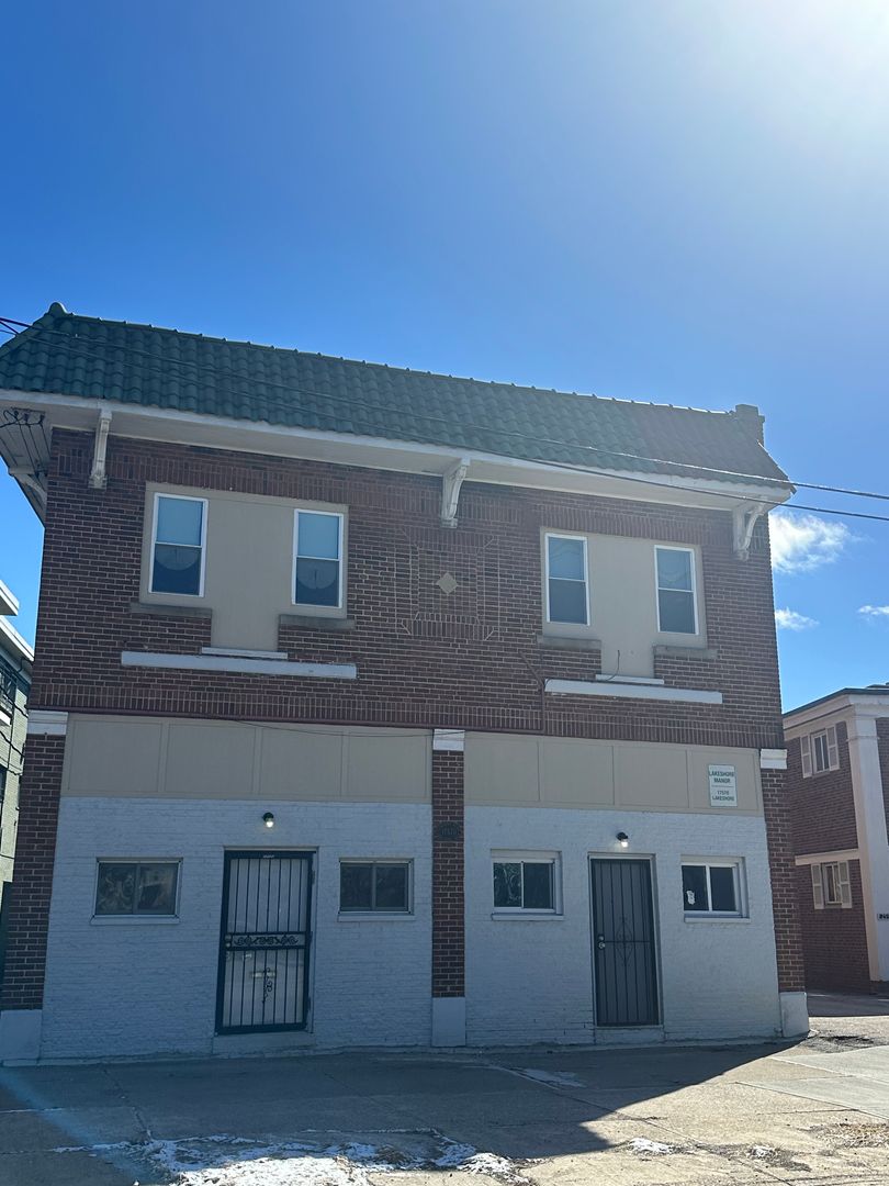 Cleveland Apartment: 17568-70 Lakeshore - 1