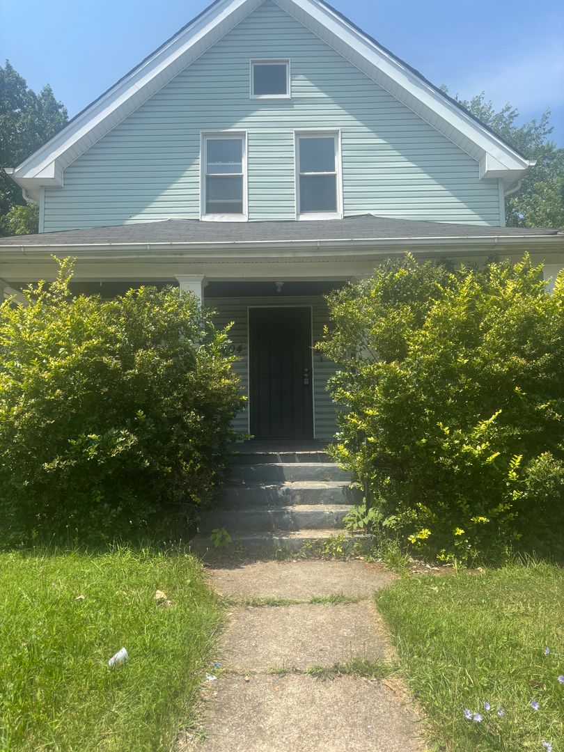 cleveland House: 3704 e 106