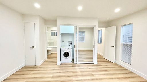 Fully Remodeled Studio With In-Unit Laundry & AC! – photo 1