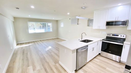 Renovated Super Spacious 1-Bedroom with Office Space Option and In-Unit Laundry! – photo 1