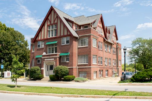 402 S Race: Available Now Studio Near Lincoln Square in Downtown Urbana – photo 1