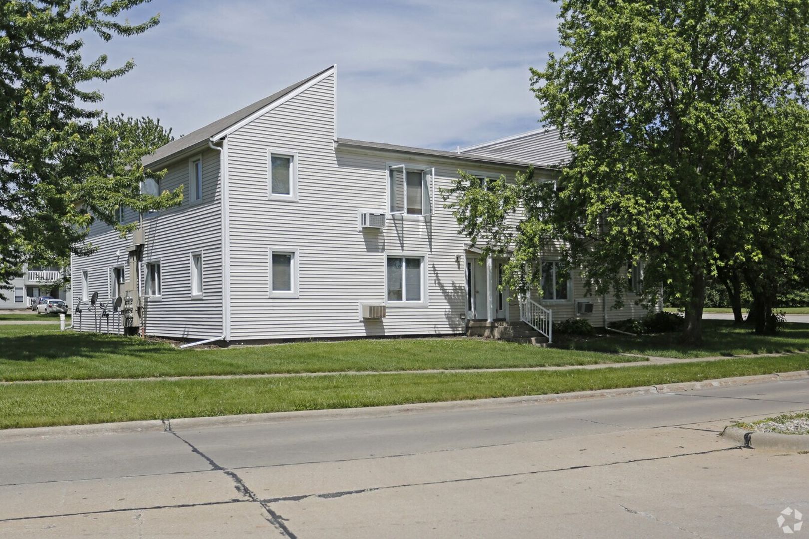 Champaign Apartment: 2402 Highview Ct