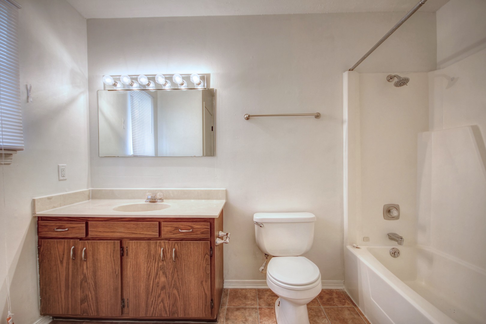 Champaign Apartment: 1902 Karen Ct