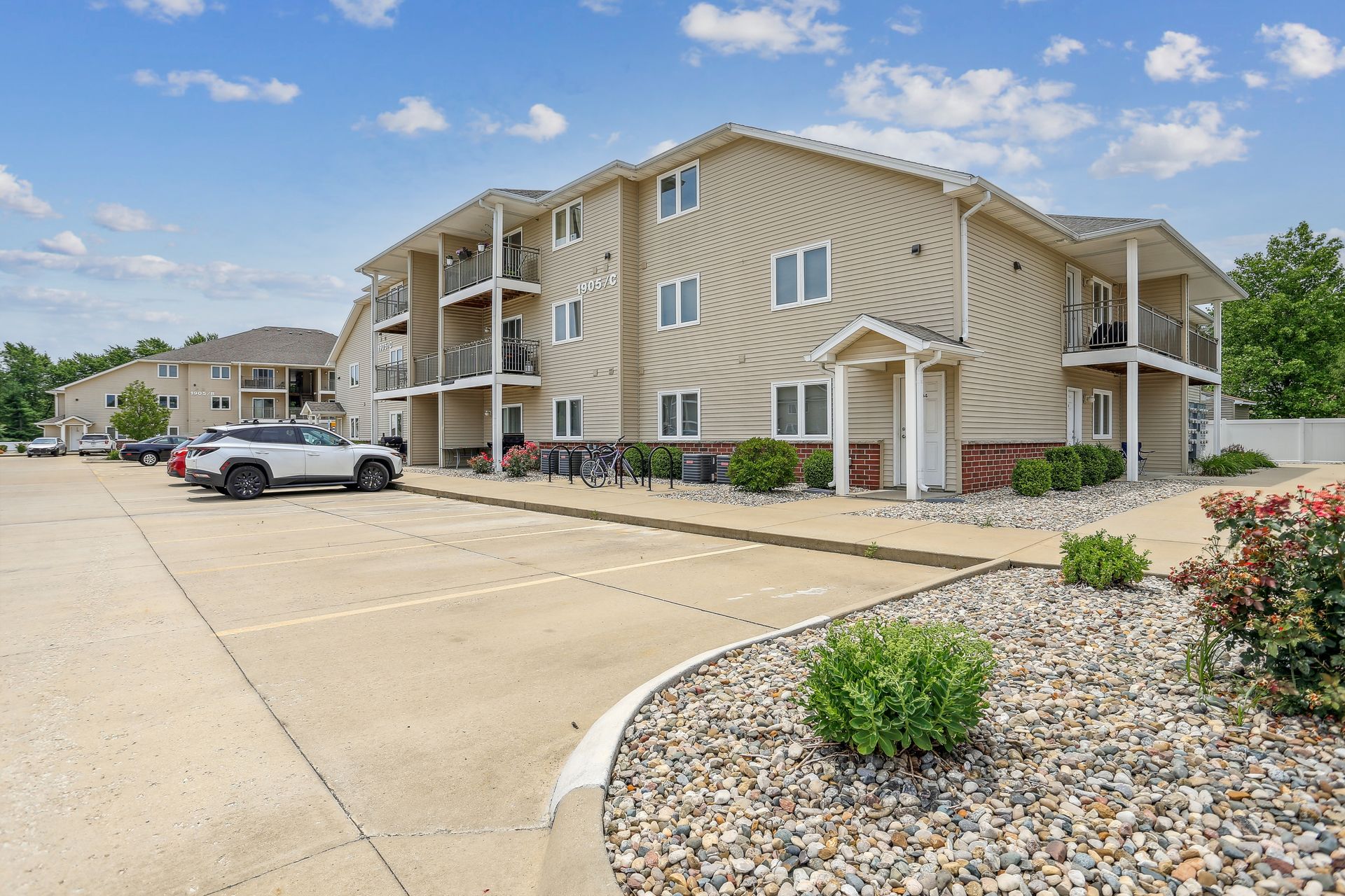 Urbana Apartment: 1905 N Cunningham Ave