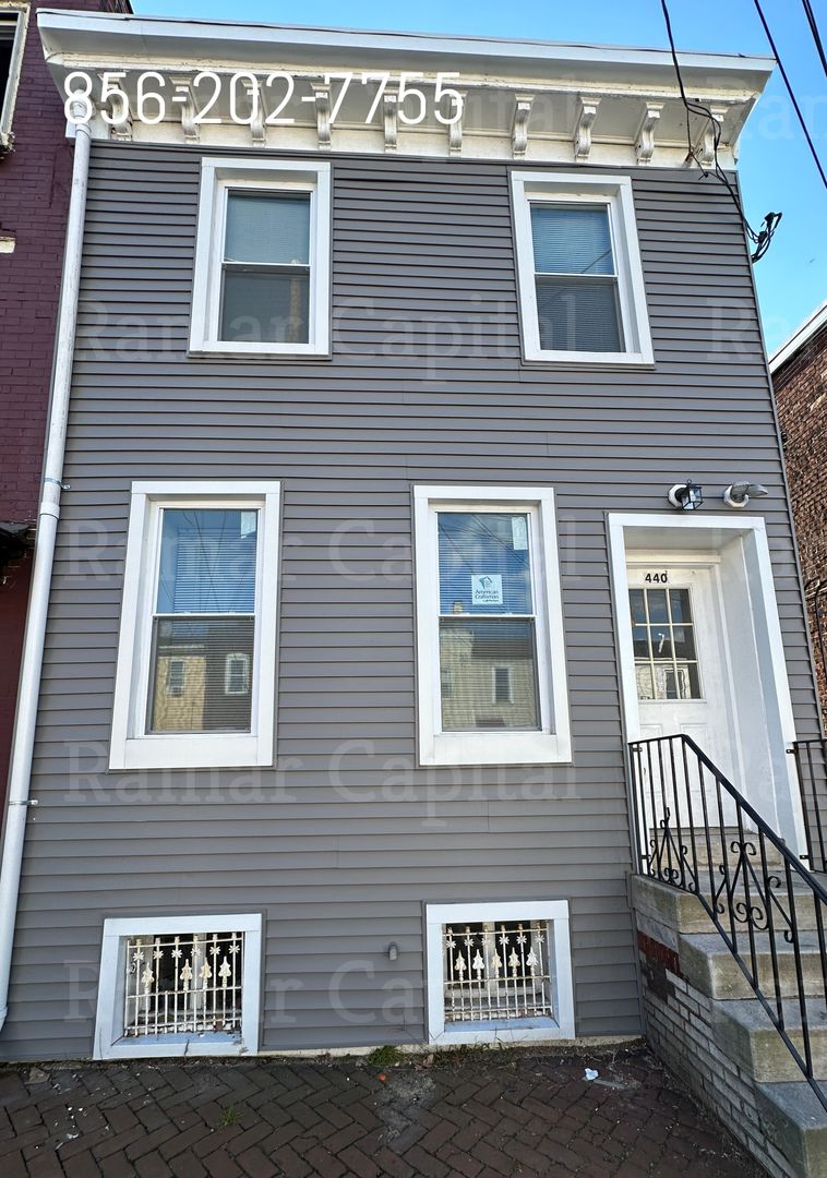 Camden Apartment: 440 Pine St