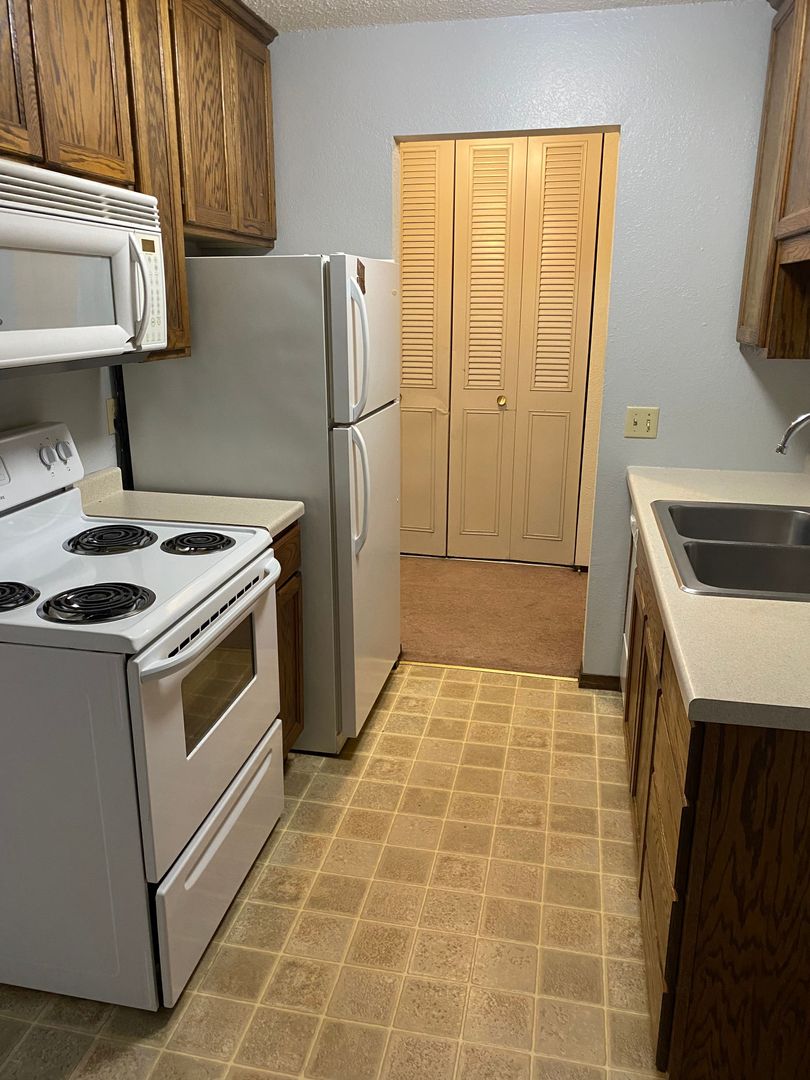 St Paul Apartment: 1905 Wilson Ave E