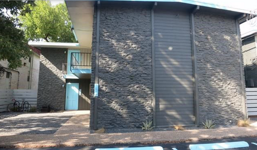 Hyde Park Area Studio For Rent! – photo 1