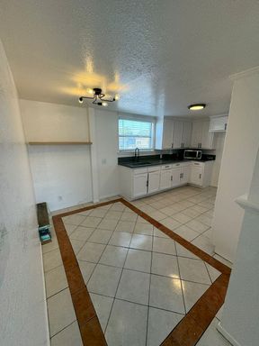 LARGE TWO BEDROOM TWO BATH NEAR INGLEWOOD AVAILABLE – photo 1
