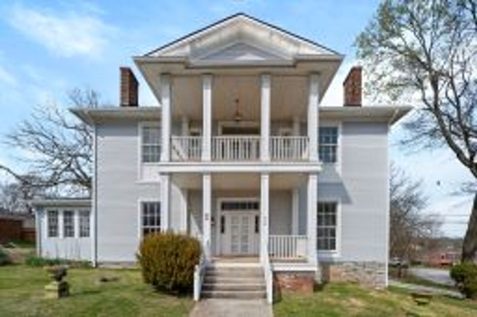 Columbia Apartment: 212 W 6th St