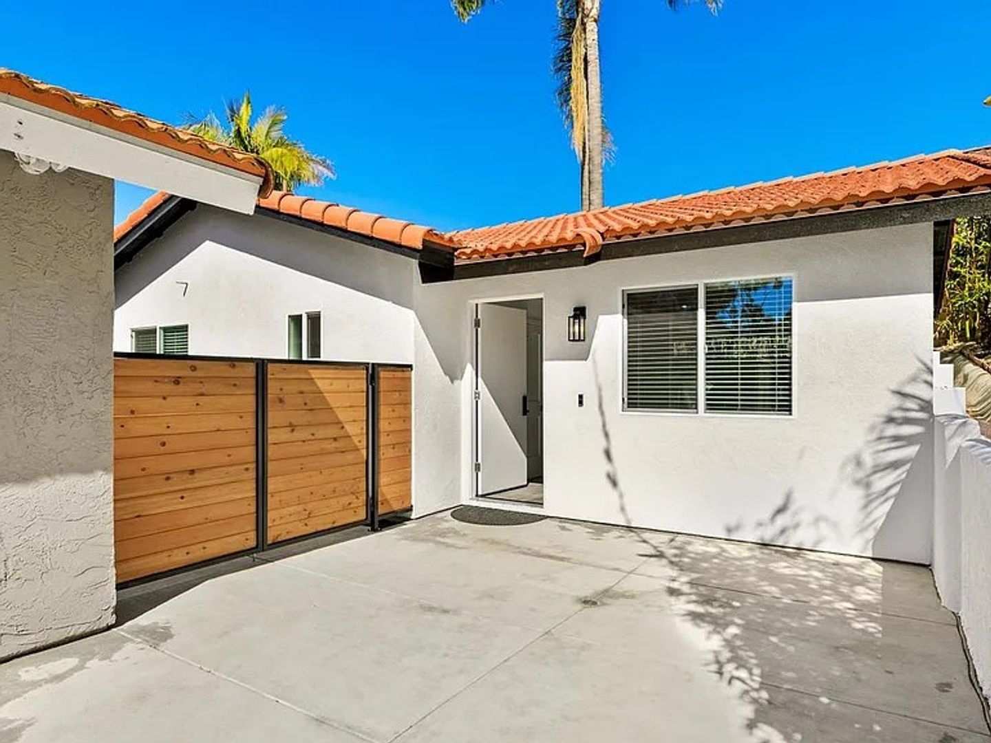 Carlsbad House: 908 Daisy Ave # 2