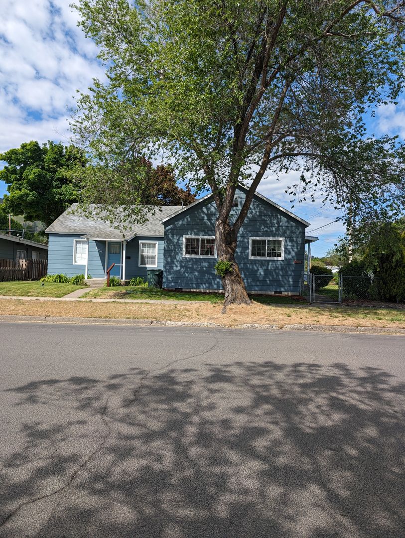 La Grande House: 3006 N 2nd St