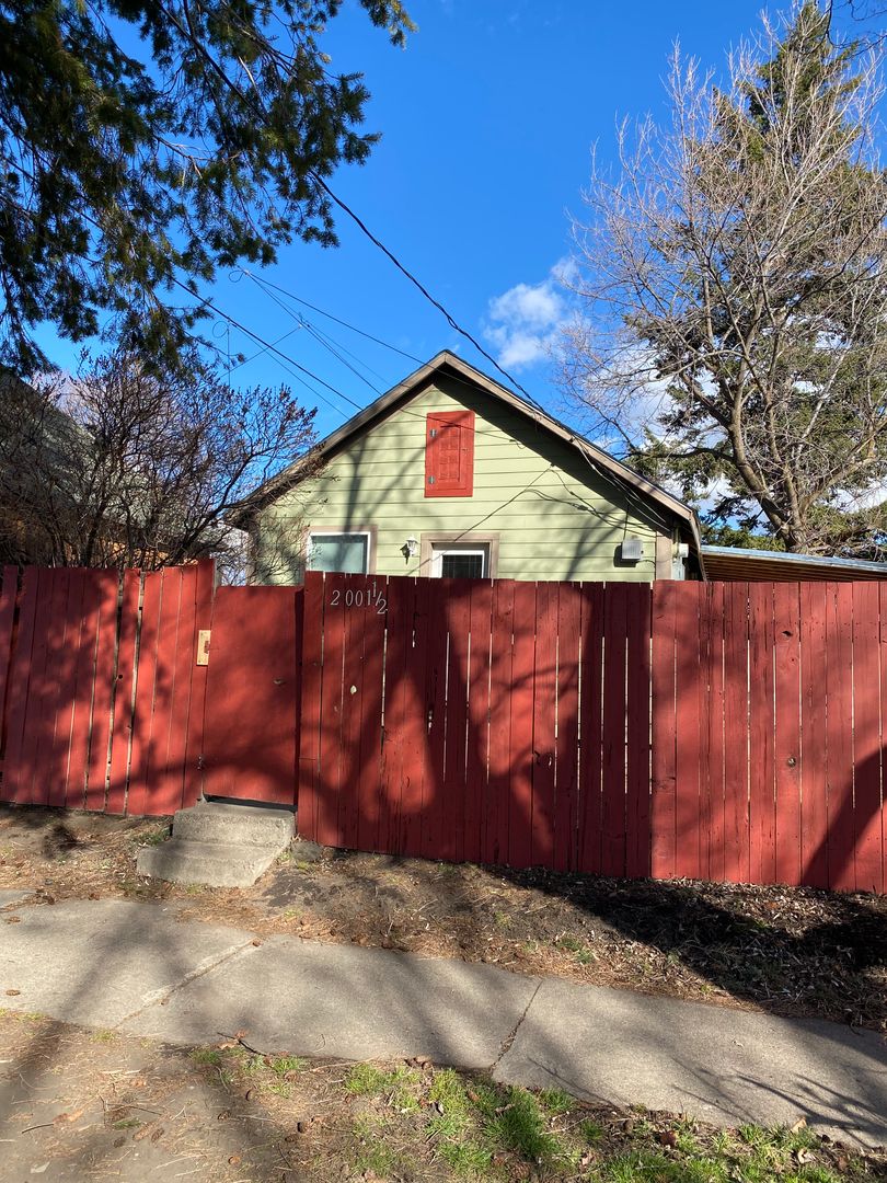 La Grande House: 2001 1/2 N Fir