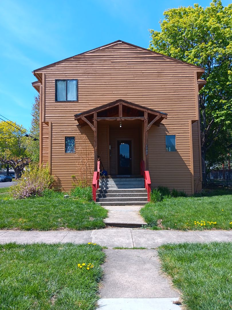 La Grande Apartment: 1902 2nd St.