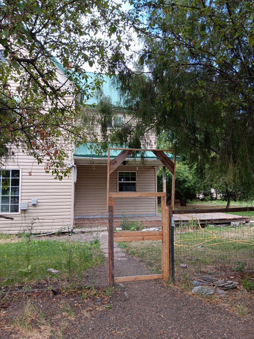 La Grande House: 1213 V ave