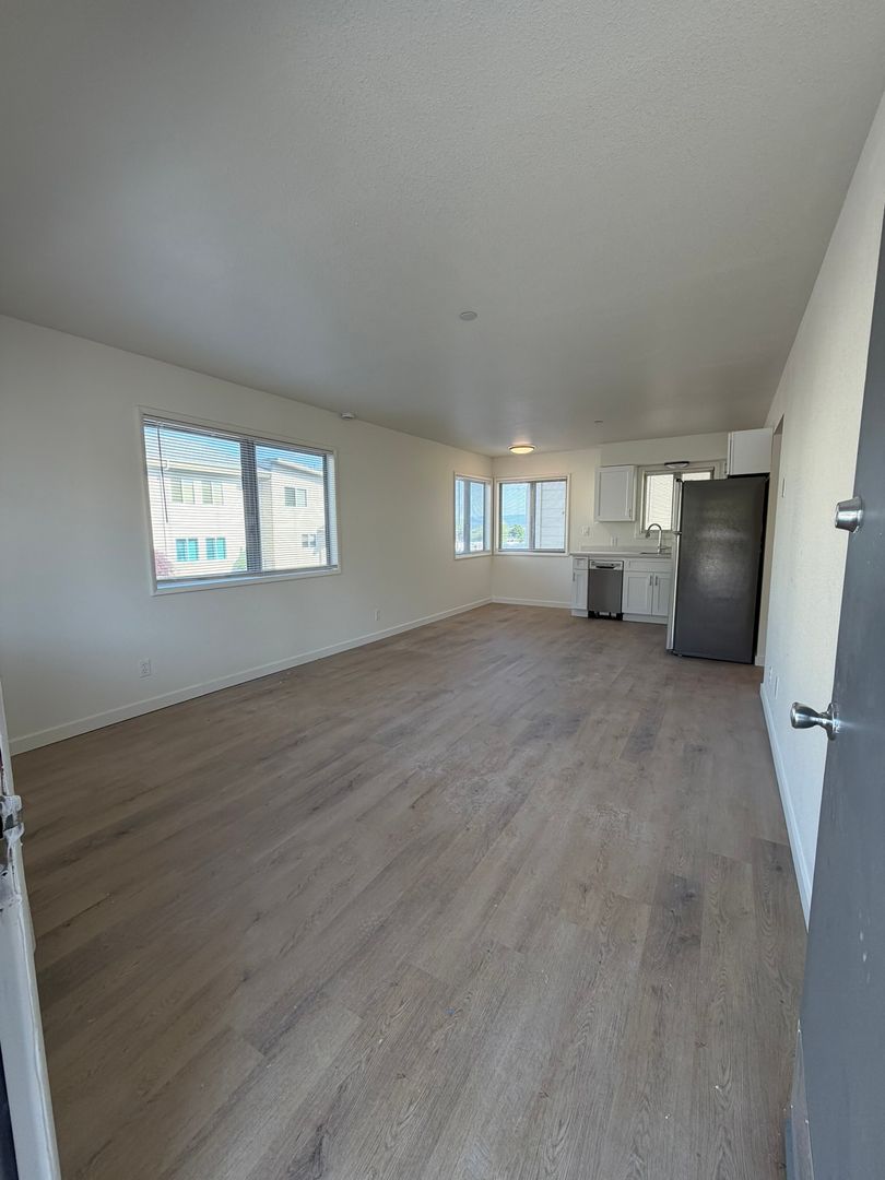 Rainier Apartment: 309 West C Street