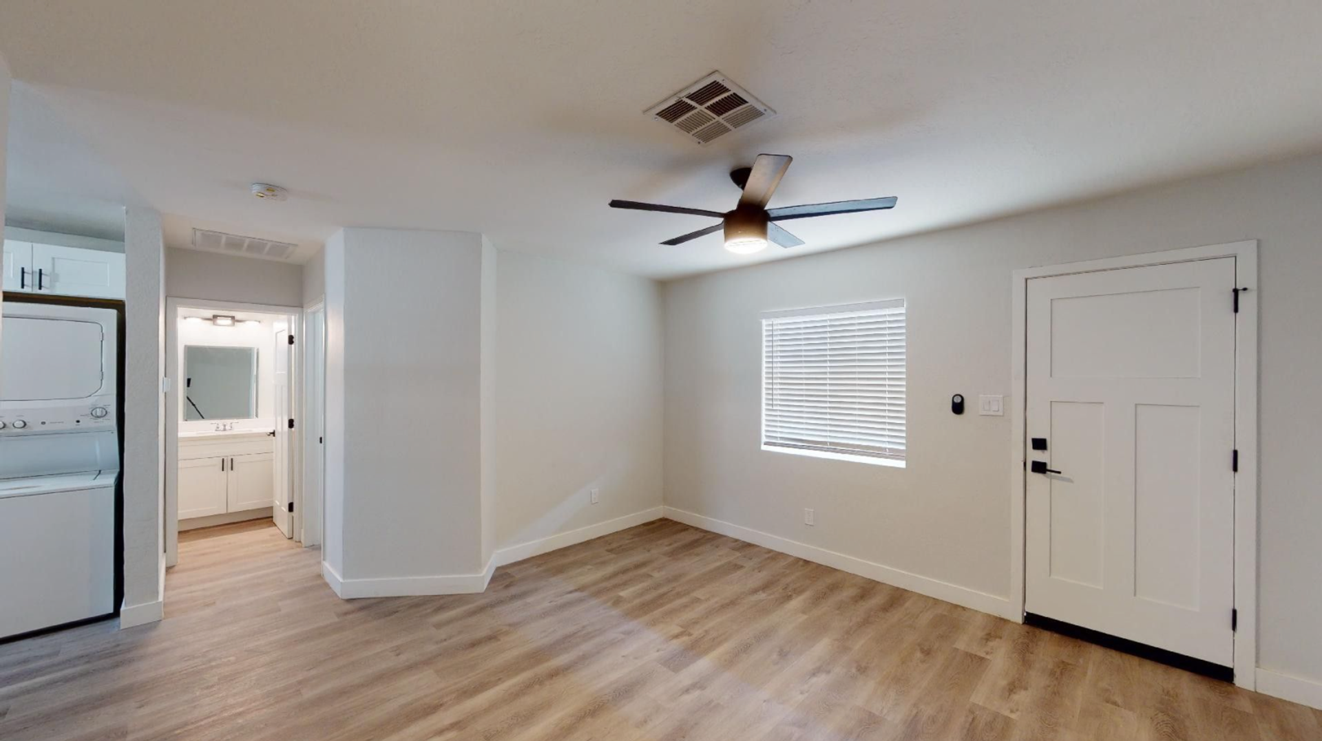 Laundry room at 906 E Roma Ave (3 of 4)