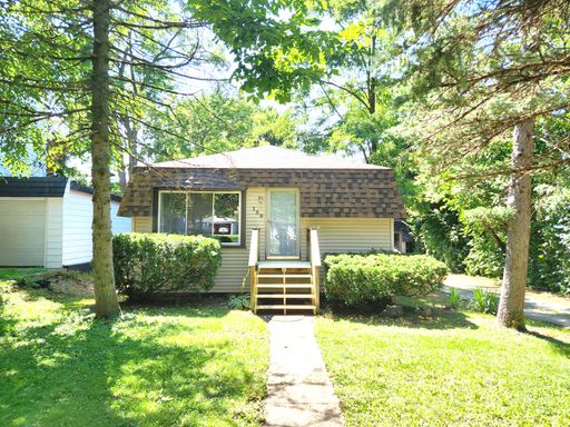 Spacious 2 Bedroom Home w/ 2.5 car garage - Westmont