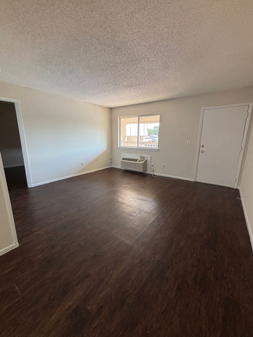 Olathe Apartment: 515 S Clairborne Rd.