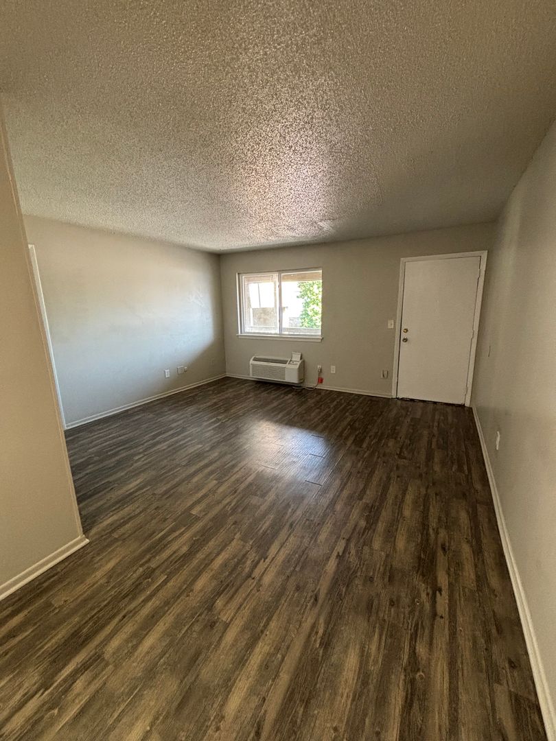 Olathe Apartment: 515 S Clairborne Rd.