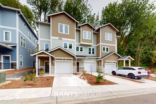 Modern 3-Bedroom townhome with a Den, AC, and 2.5 Baths! Lease by 9/1, $300 admin fee waived! – photo 1