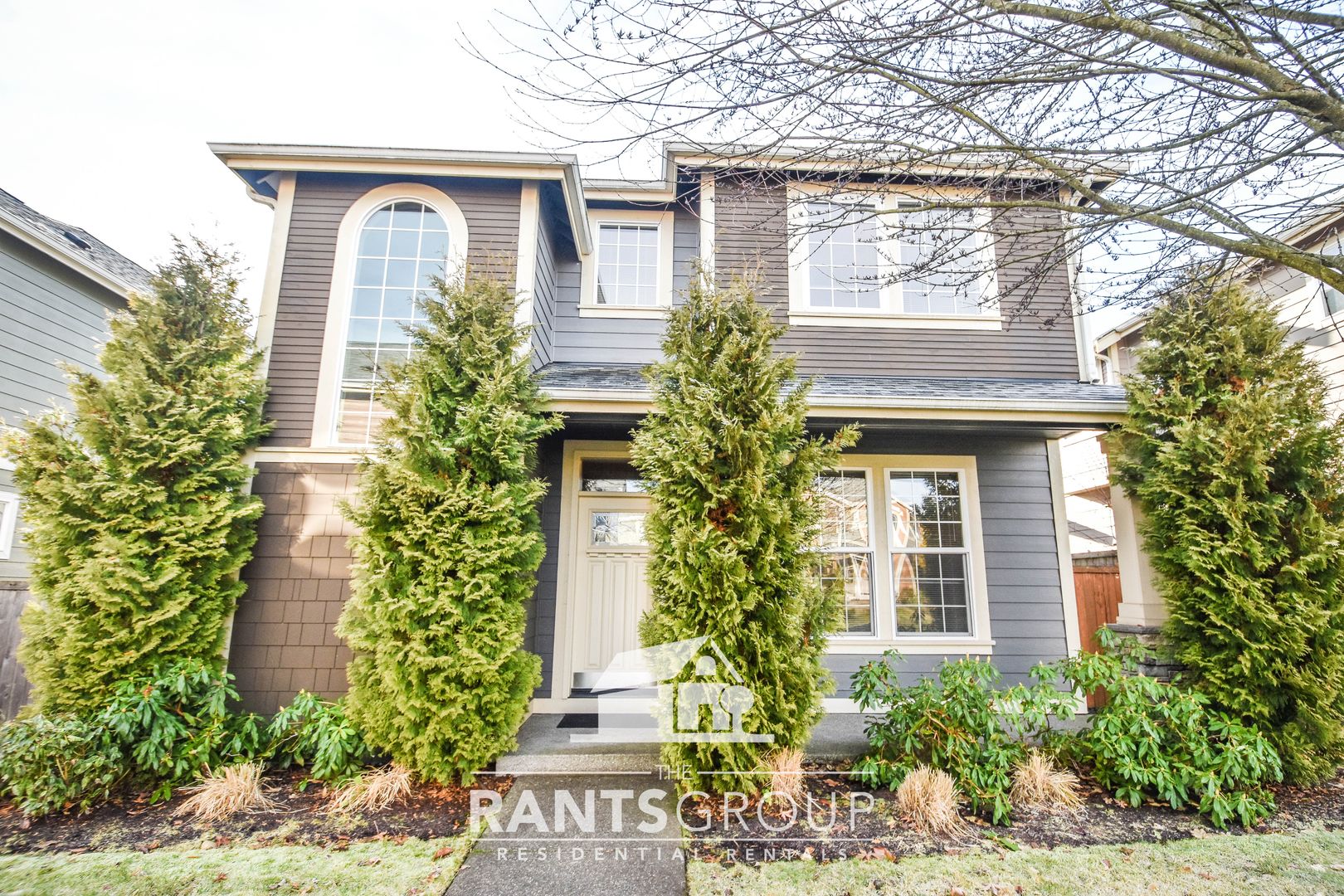 Beautiful home in Puyallup! Easy Commute to JBLM! 