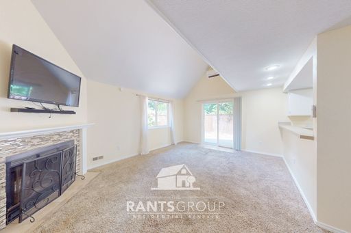 2 bed 2 bath Condo in Tumwater! Pool & Clubhouse! – photo 1
