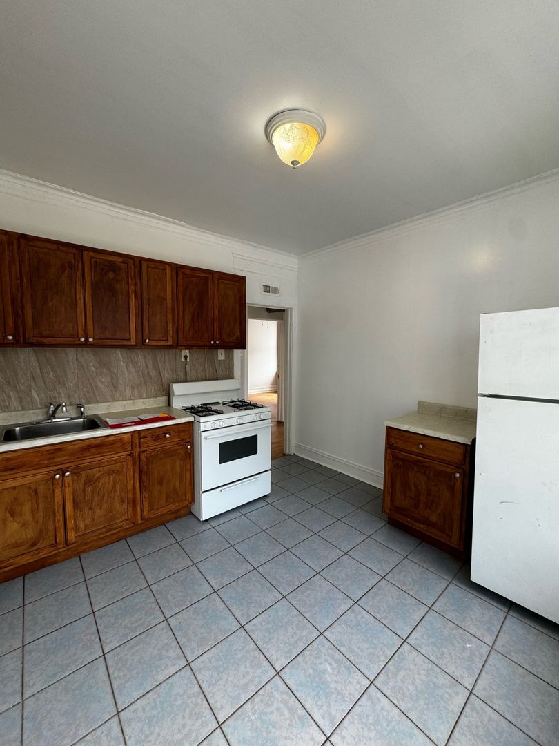 Chicago Apartment: 3554 W Lawrence Ave