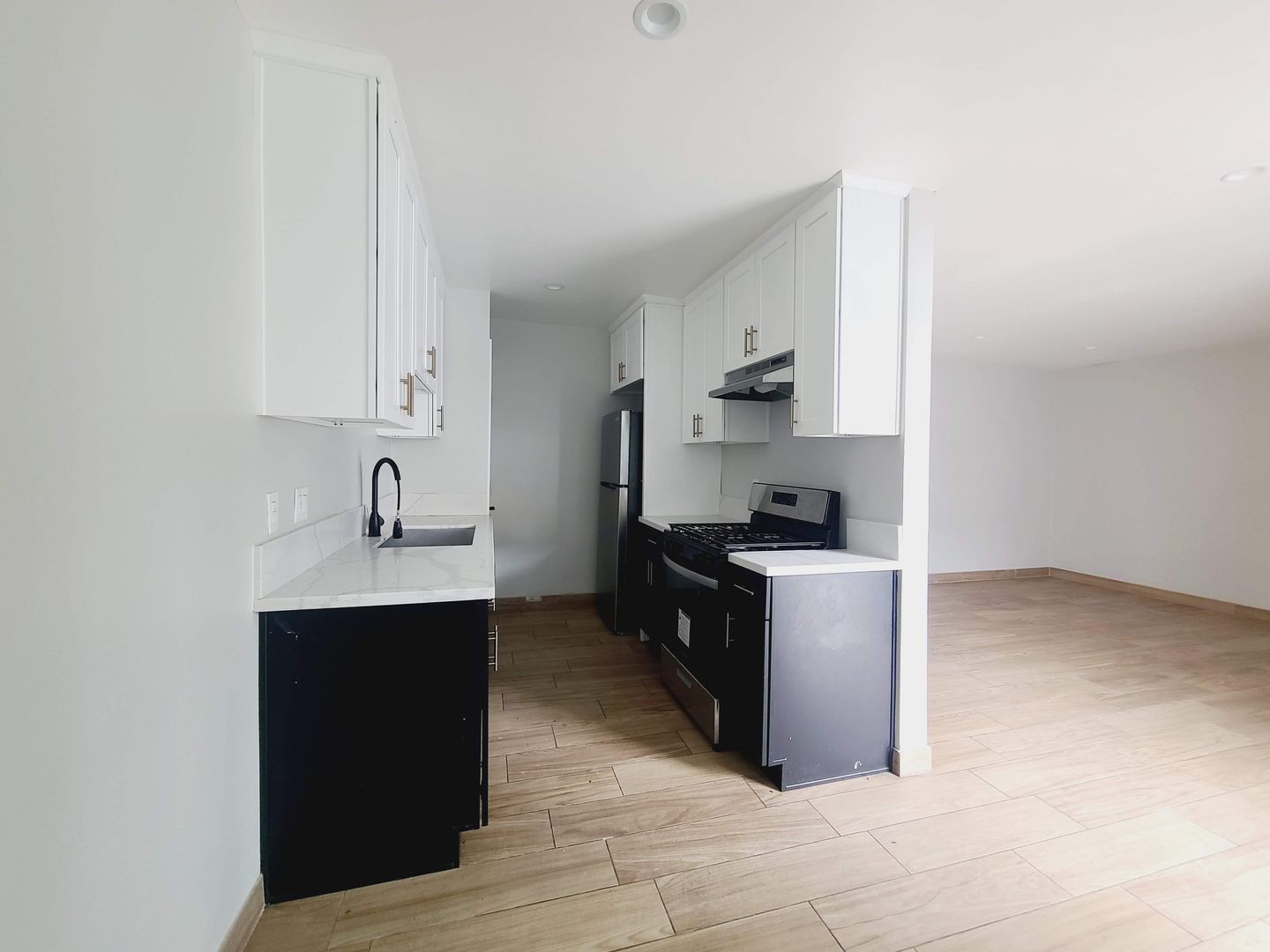 Van Nuys Apartment: 14921 Vanowen St