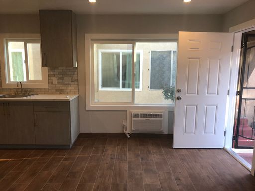 Fully remodeled beautiful unit – photo 1