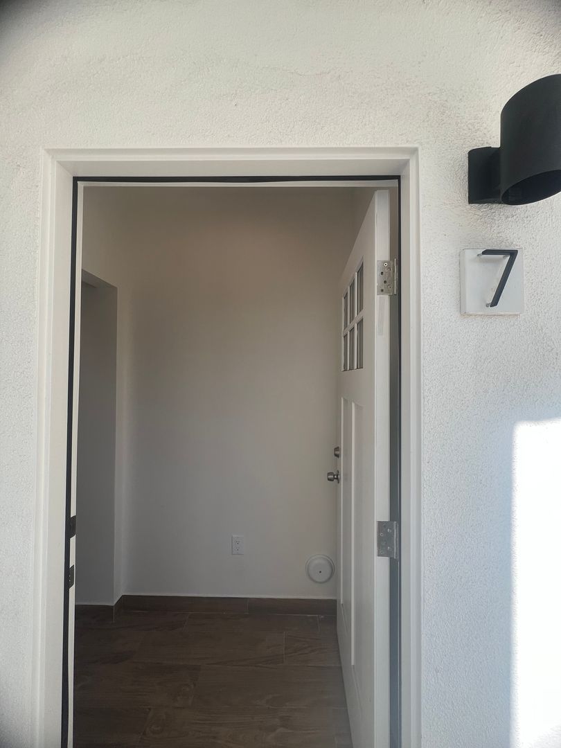 North Hollywood Apartment: 6903 FULTON AVE