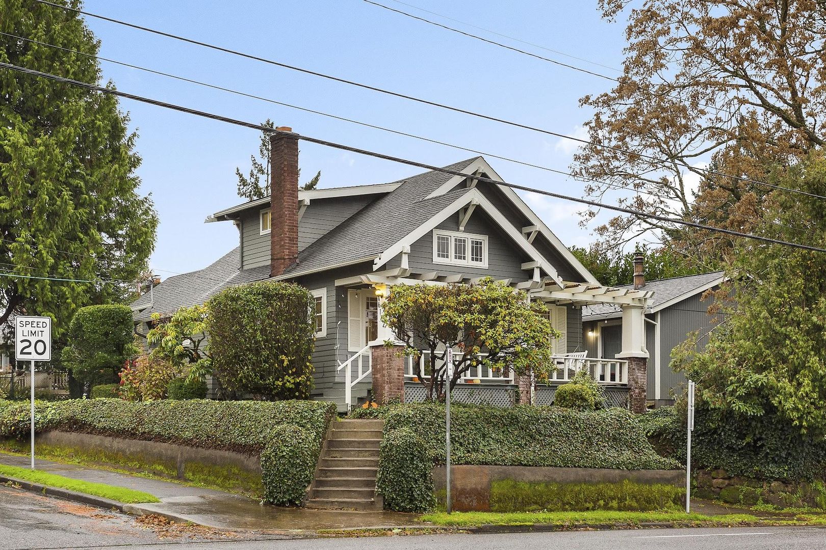 Portland House: 6162 E Burnside St