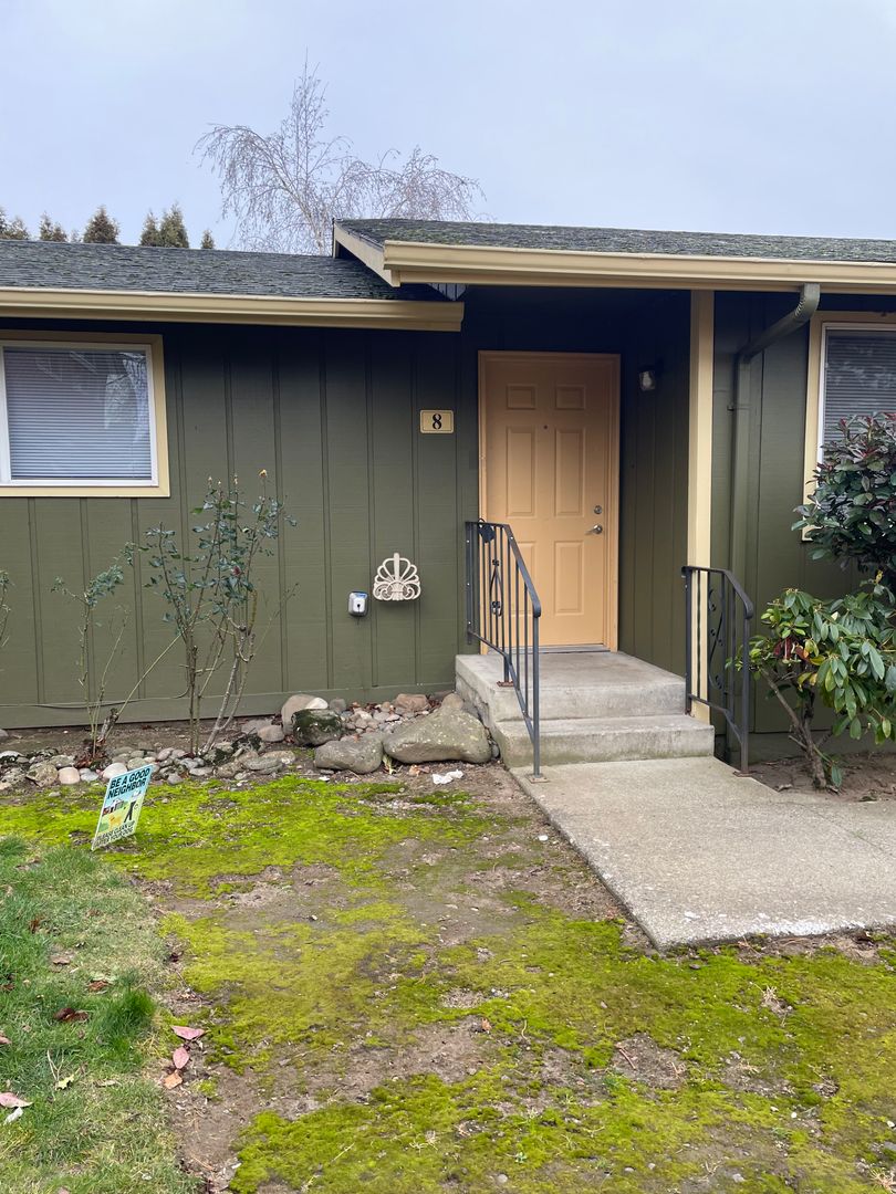 Portland Apartment: 17420 NE Halsey St