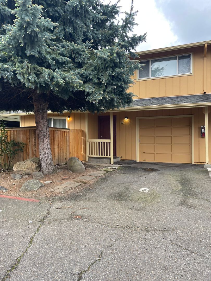 Portland Apartment: 17420 NE Halsey St