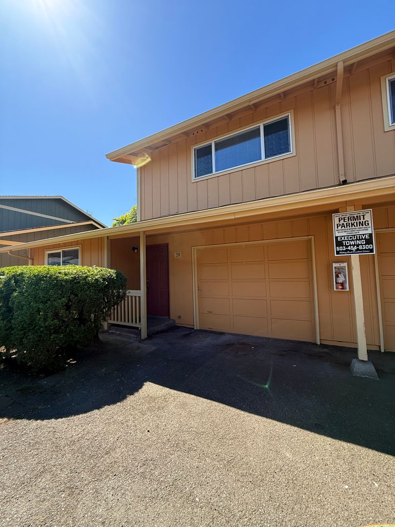 Portland Townhome: 17420 NE Halsey St
