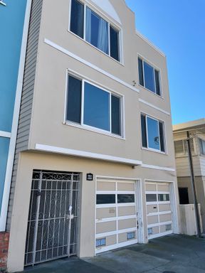 2 BR/1 BA Top Floor Unit, Hardwood Floors, Parking, Shared Backyard – photo 1