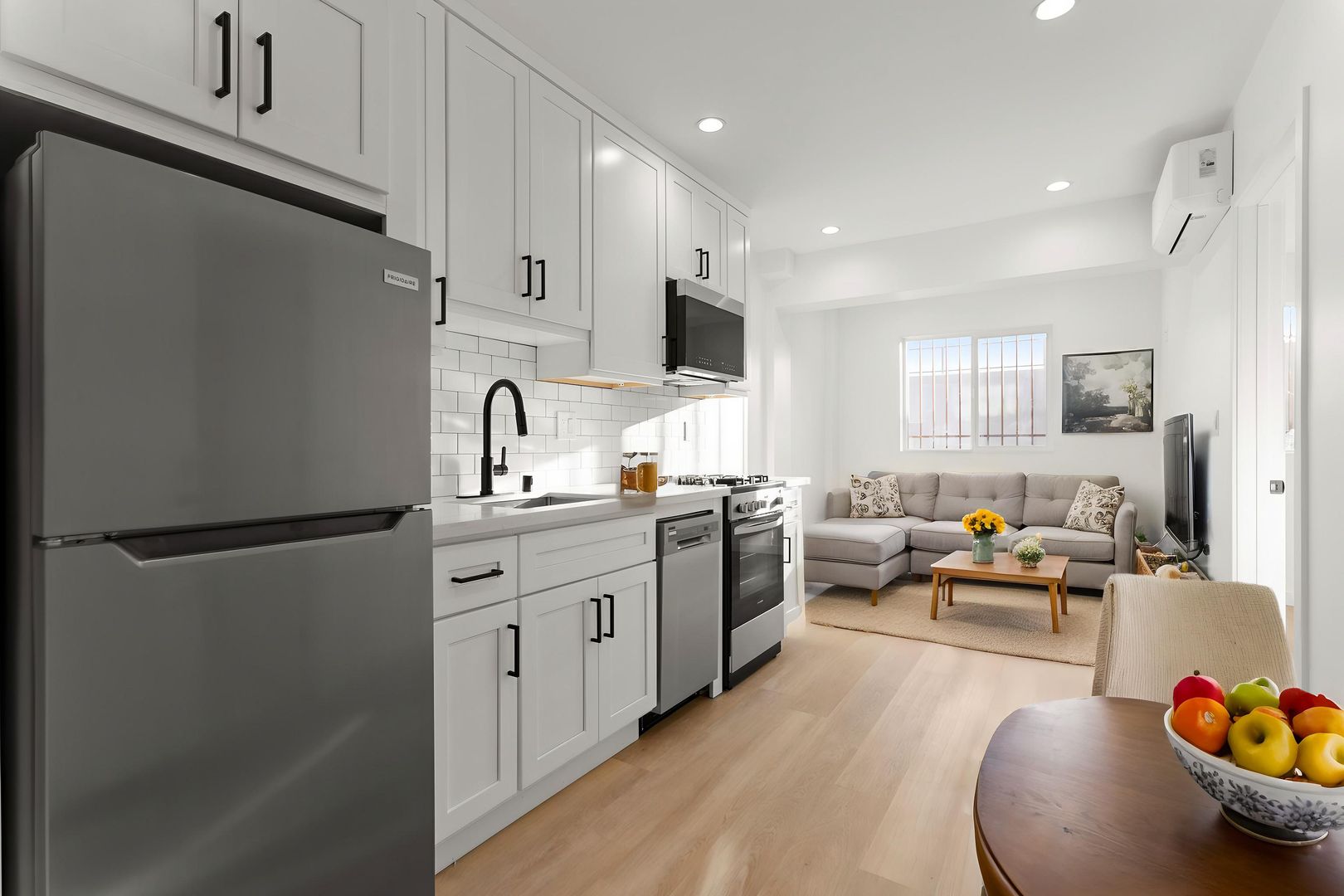 North Hollywood Apartment: 6725 Laurel Canyon Blvd