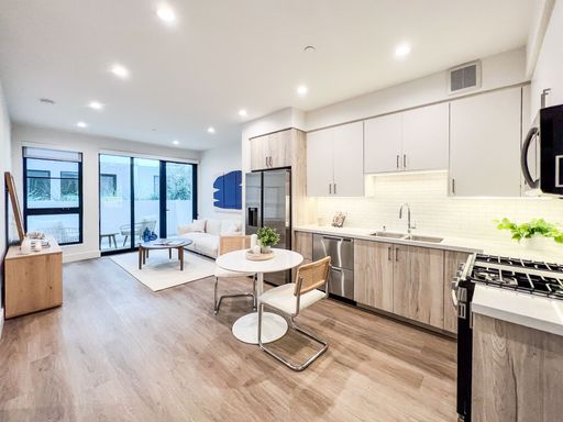 Spacious and bright 1-bedroom apartment in the heart of VALLEY VILLAGE! – photo 1