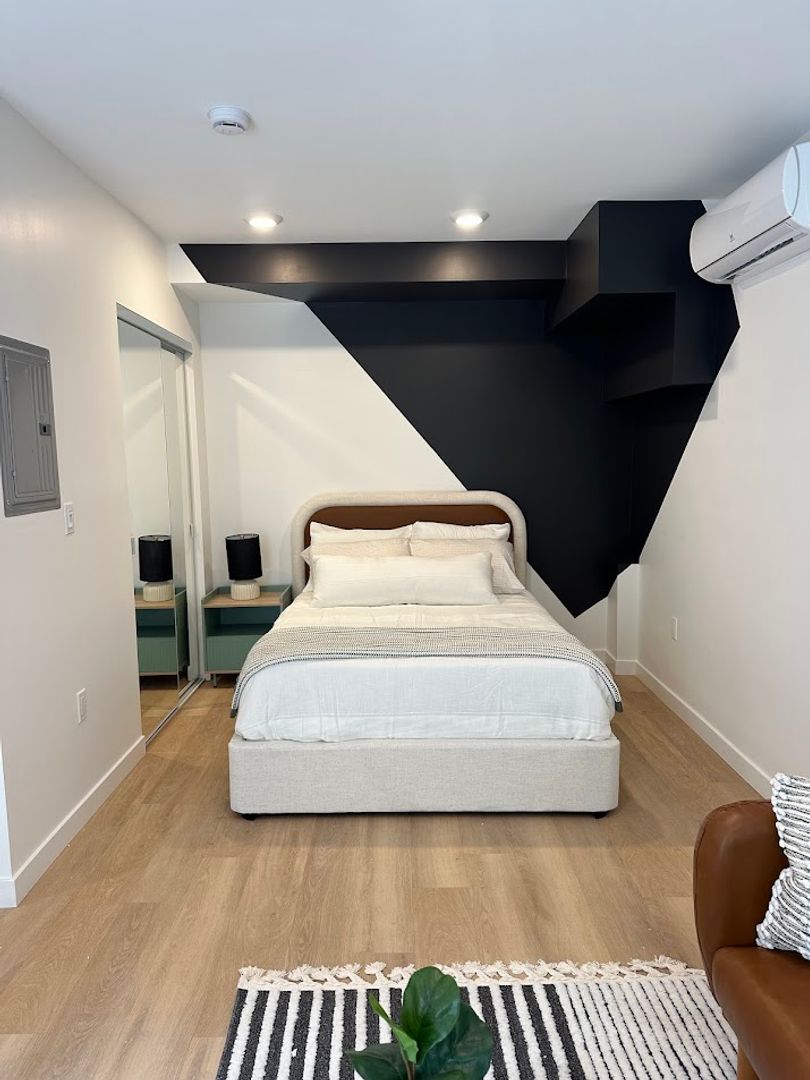 Los Angeles Apartment: 7259 Willoughby Avenue