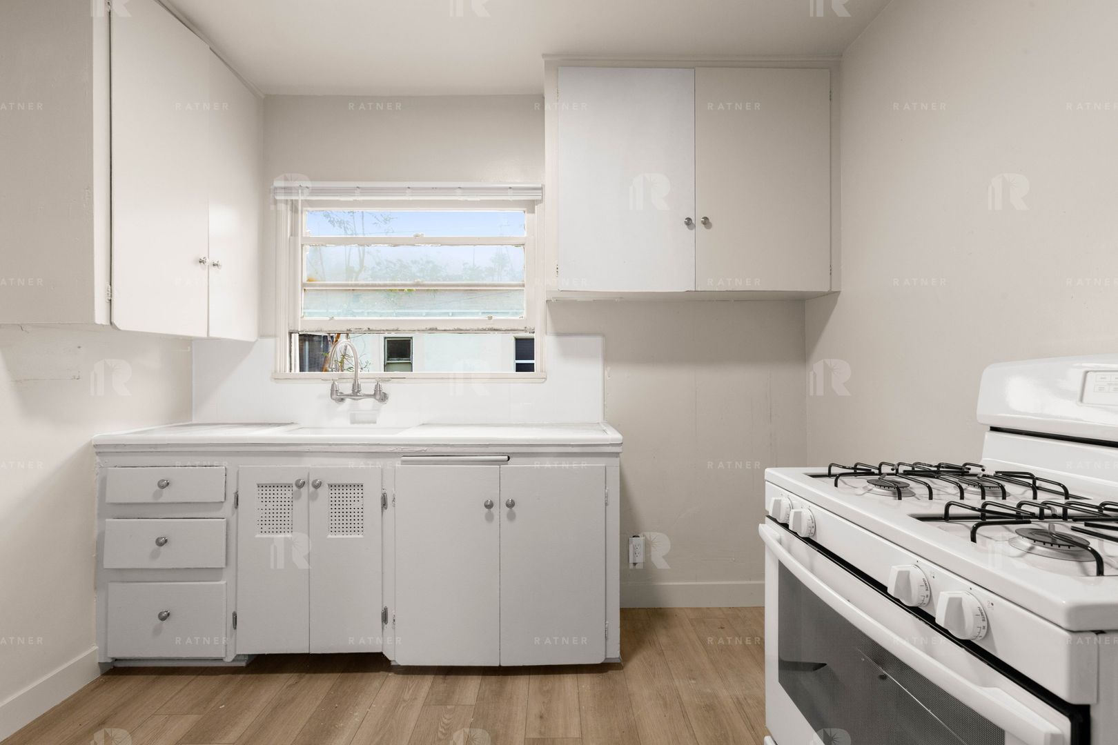 Sun Valley Apartment: 10812 White Street