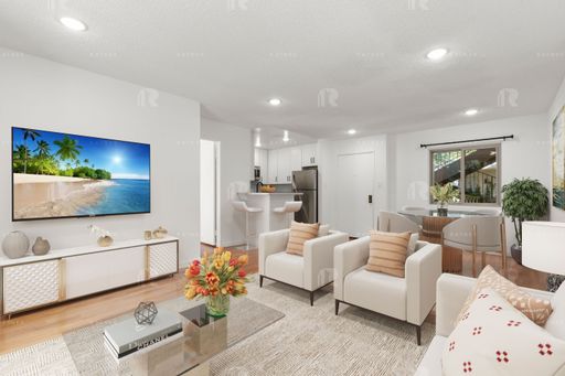 Spacious & bright 1+1, in unit laundry, balcony, quiet garden-style ~ Low security deposit – photo 1