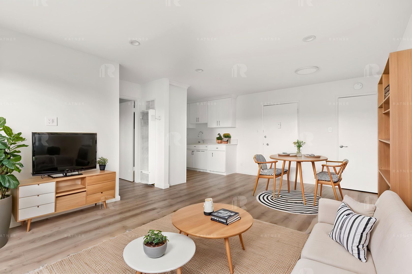 Tarzana Apartment: 18657 Collins Street