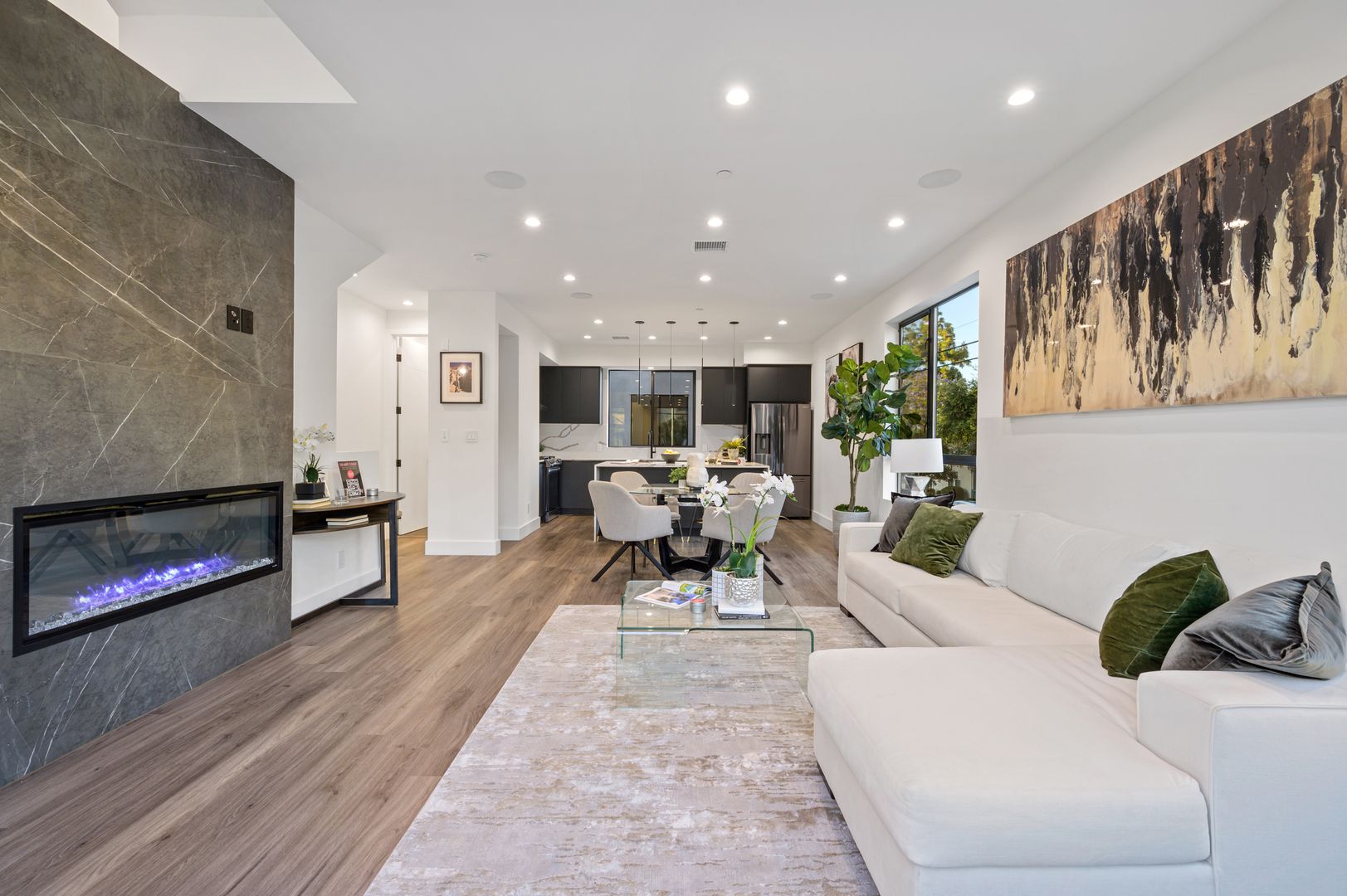 Tarzana Apartment: 18301 Collins Street