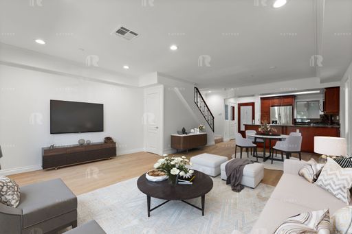 SPACIOUS 4+3 TOWNHOUSE - FEELS LIKE A HOME - PRIVATE PATIO – photo 1