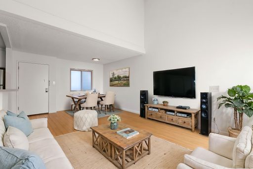 Spacious & bright 1+1, in unit laundry, balcony, quiet garden-style ~ Low security deposit – photo 1